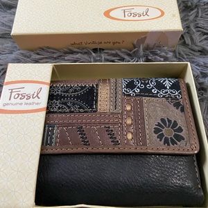 NWT FOSSIL genuine leather wallet